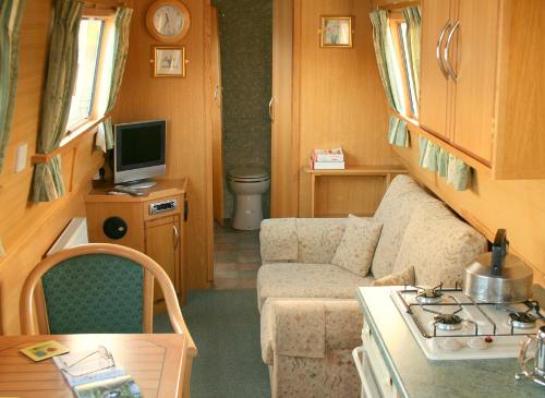  Elite 2 Saloon 