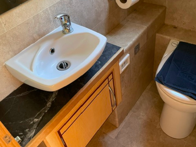  Washbasin & Loo 